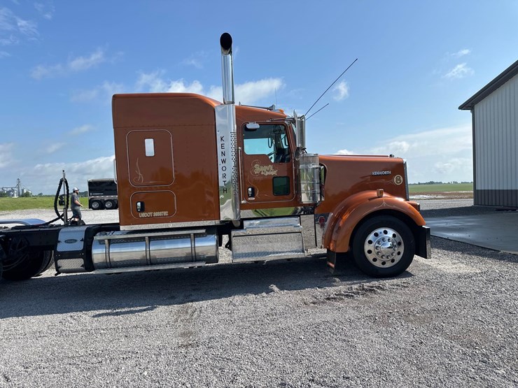 2019-kenworth-w900l-image-8