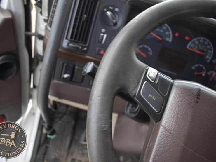 2014-volvo-vnl64t670-image-80