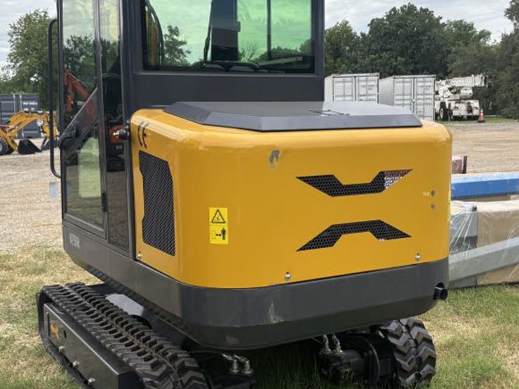 #113-•-cfg-industrial-excavator-w/-enclosed-cab-image-4