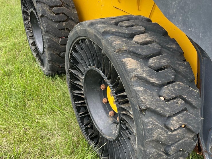 2019-deere-318g-image-10