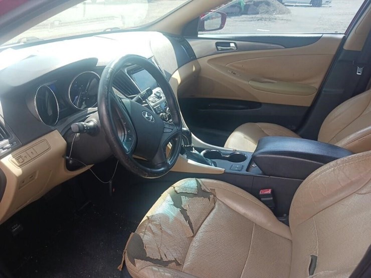 2013-hyundai-sonata-hybrid-base-runs/moves-image-5