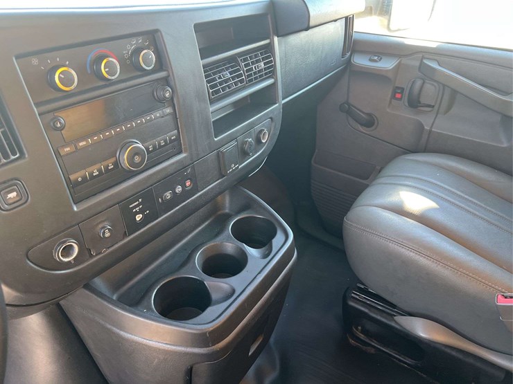 2018-gmc-savana-box-truck-image-11