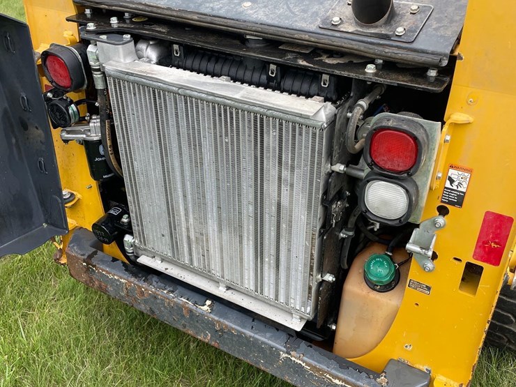 2019-deere-318g-image-23