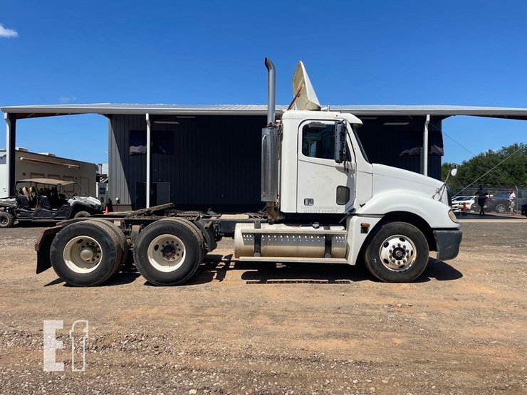 2006-freightliner-columbia-120-image-5