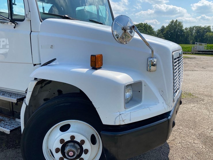 1998-freightliner-fl70-image-12