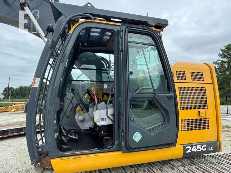 2021-deere-245g-lc-image-24