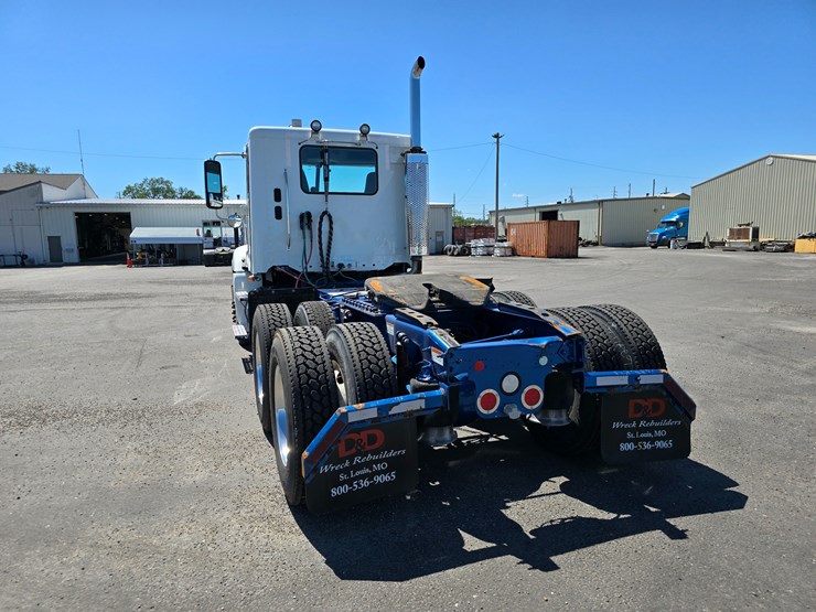 2020-freightliner-columbia-120-image-24
