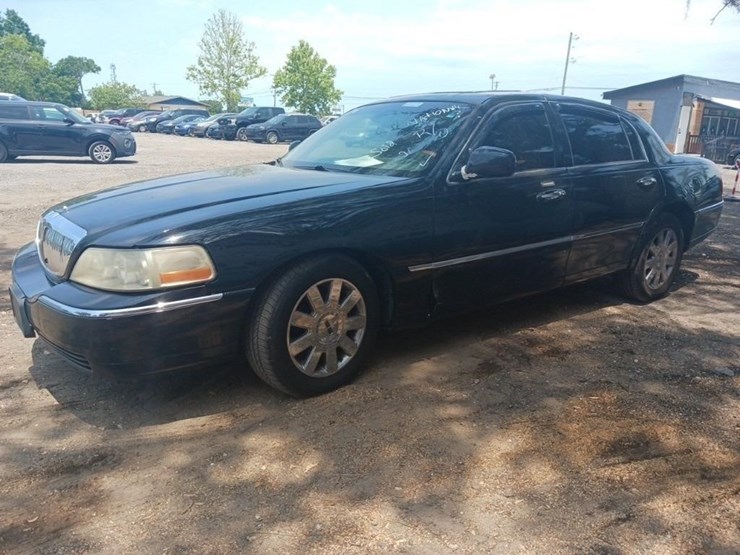 2007-lincoln-town-car-inop-signature-image-3