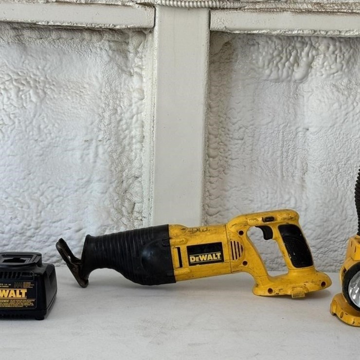 De-Walt Cordless Reciprocating Saw & Flashlight