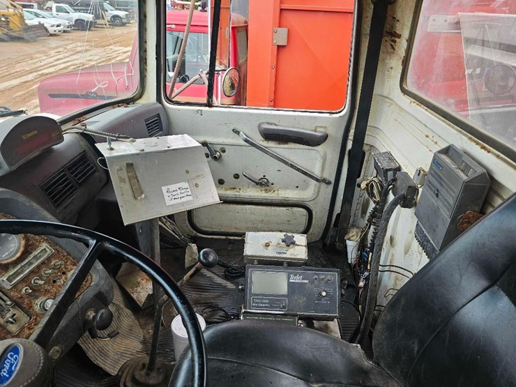 1995-ford-l9000-image-9