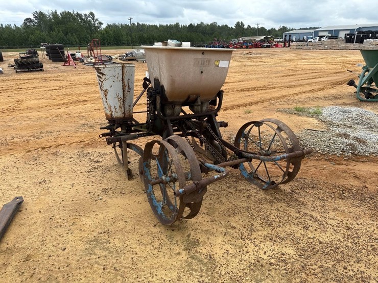 121---ford-2---row-planter-image-3