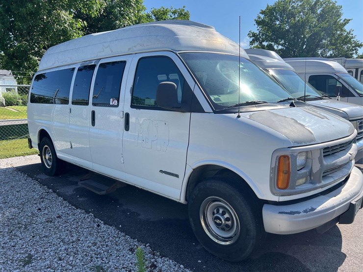 2001-chevrolet-express-3500-image-1
