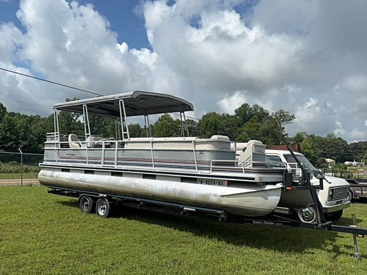 28-foot-pontoon-boat-image-3