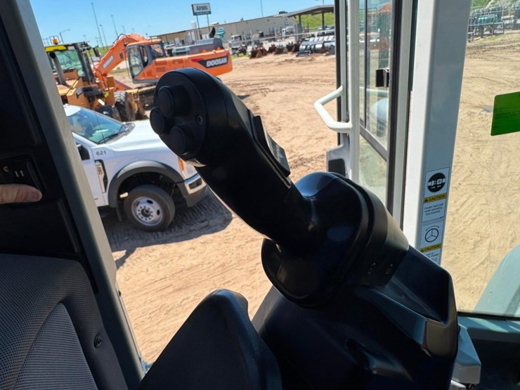 2021-liebherr-l556-image-46