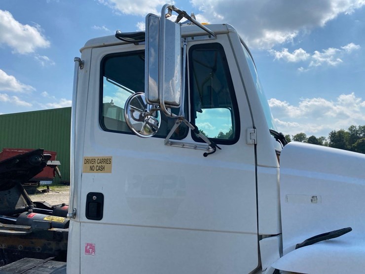 1998-freightliner-fl70-image-13