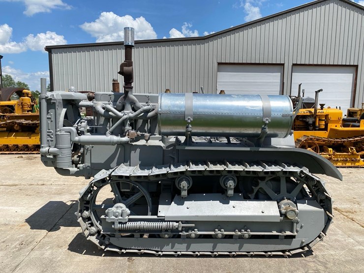 caterpillar-30-ag-crawler-image-1