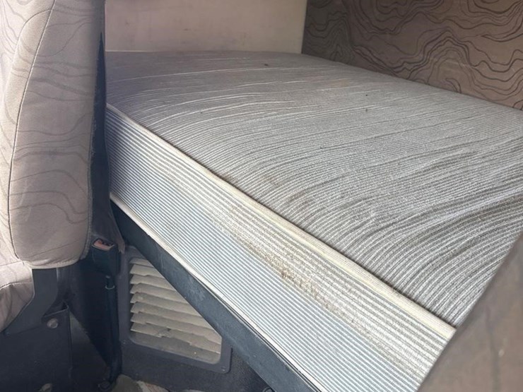 2016-volvo-vnl64t630-image-48