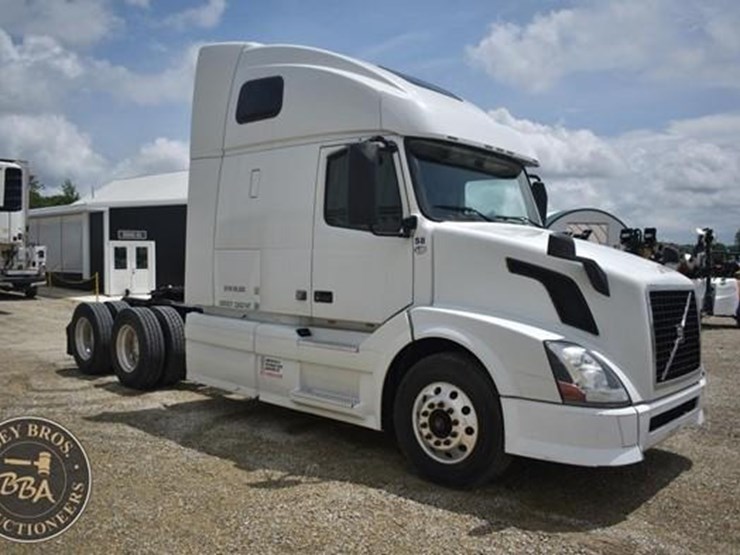 2014-volvo-vnl64t670-image-9