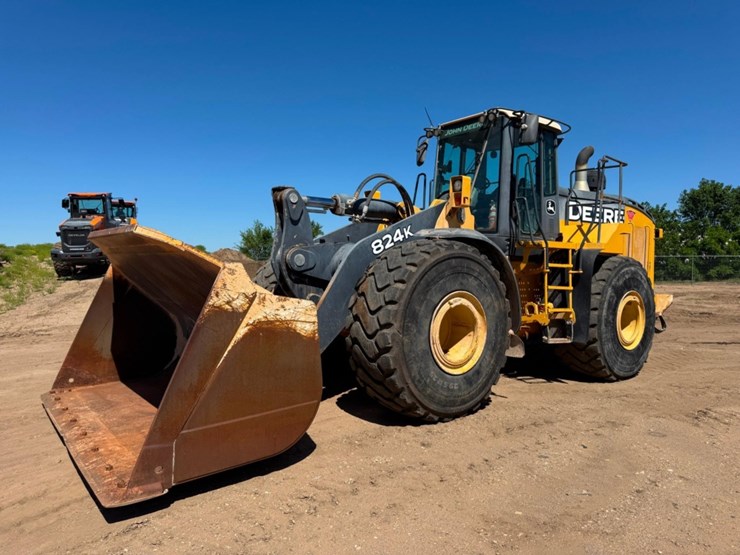 2013-deere-824k-image-1
