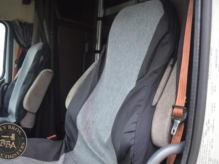 2014-volvo-vnl64t670-image-70