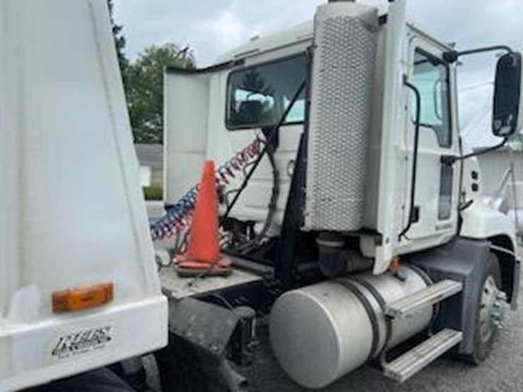 2009-mack-pinnacle-cxu613-image-5