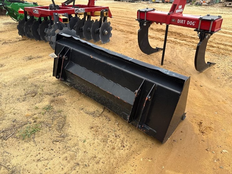 152---5'-bucket-for-tractor-image-4