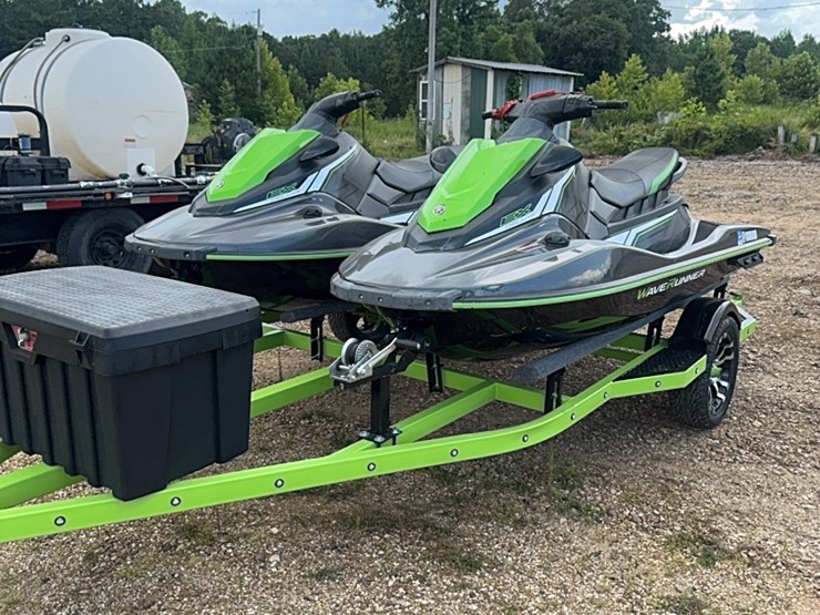 yamaha-wave-runners-ex-deluxe-one-not-running--will-need-engine-work-image-2
