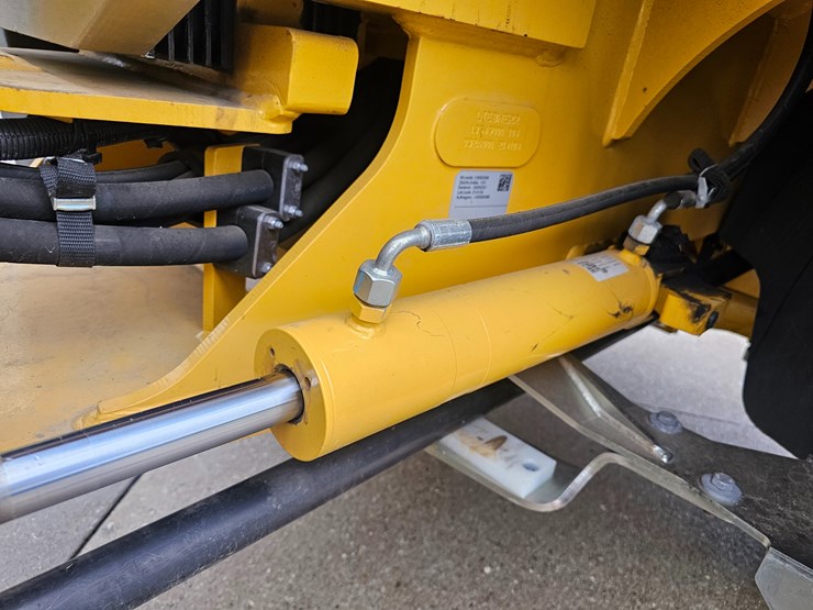 #17574-•-2024-deere-324-wheel-loader-image-38