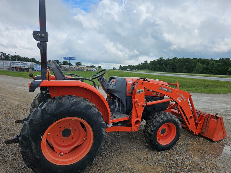 #20866-•-2008-kubota-l3240-tractor-image-10