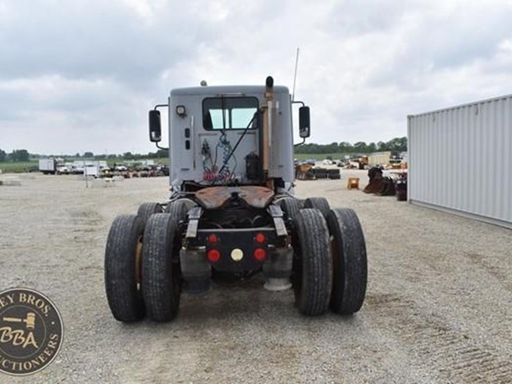 2002-freightliner-century-112-image-5