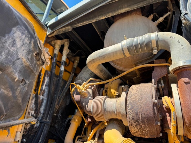 2013-deere-824k-image-23