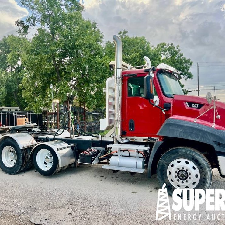 (x) (16-1) 2013 CAT CC60S T/A Truck Tractor w/ Pus