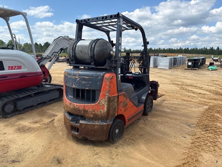 250---toyota-warehouse-forklift-image-4