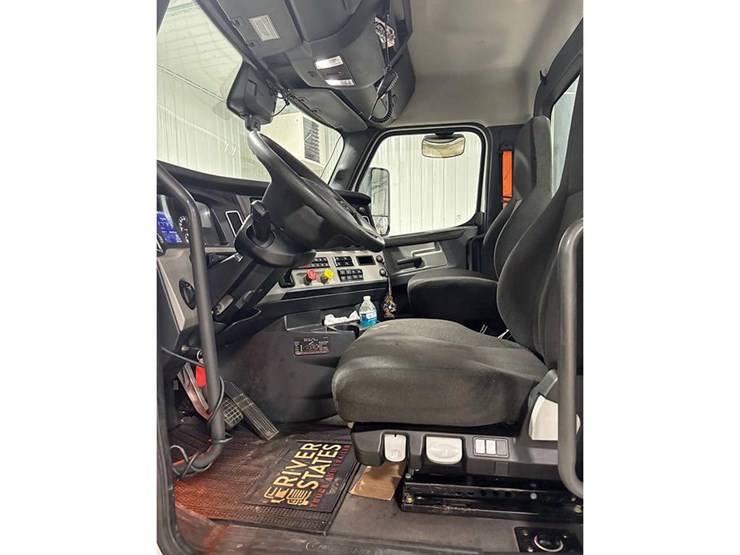 2023-freightliner-cascadia-126-image-5