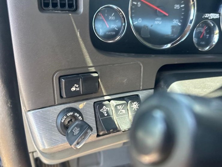 2018-kenworth-t880-image-29