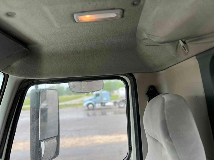 2006-volvo-vnl-image-22