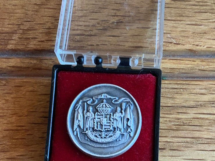 (2)-john-deere-1975-hawaii-pin-+-1980-las-vegas-charm-image-2
