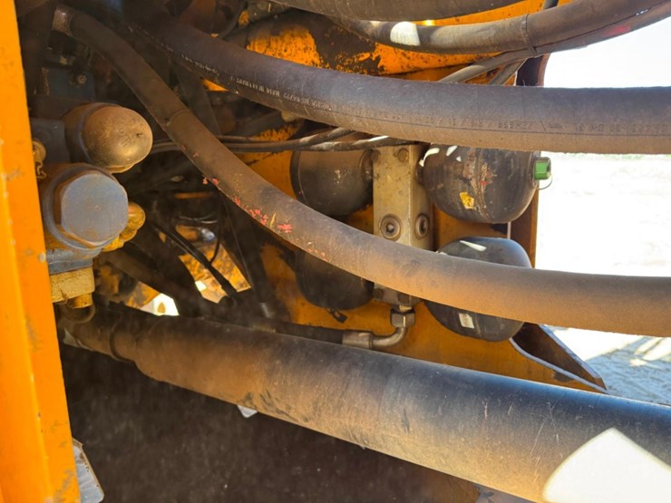 2011-liebherr-l586-image-35