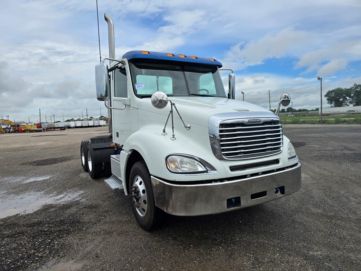 2018-freightliner-columbia-120-image-31