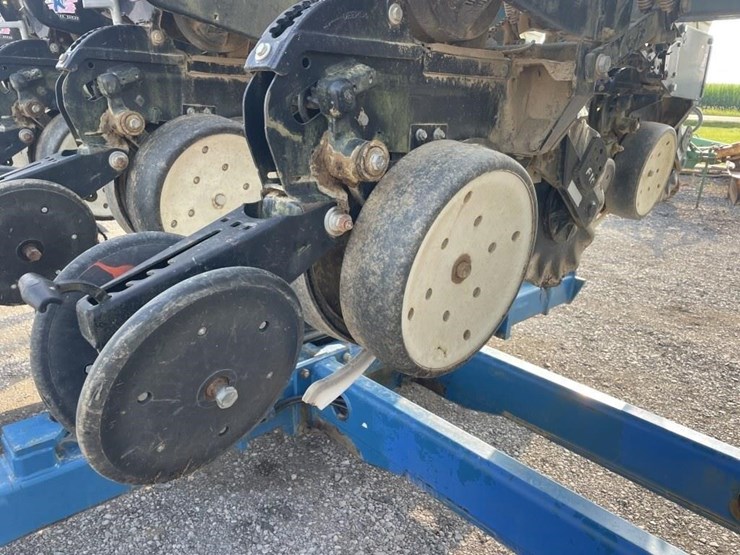 2001-kinze-3600-image-23