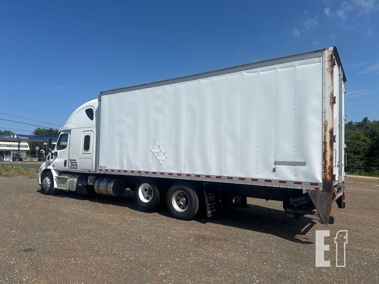 2015-freightliner-cascadia-113-image-5