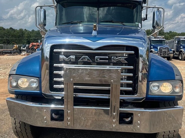 2021-mack-granite-64fr-image-2