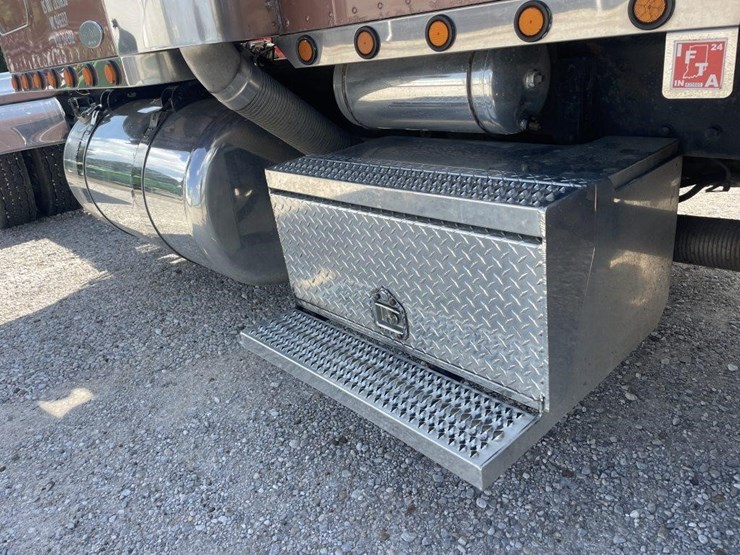 2007-peterbilt-388-image-42