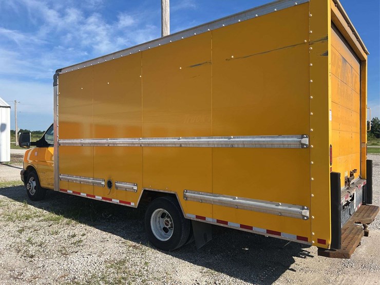 2018-gmc-savana-box-truck-image-7