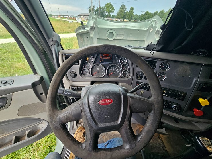 2016-peterbilt-579-image-49