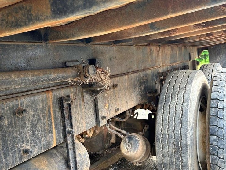 2000-peterbilt-330-image-35
