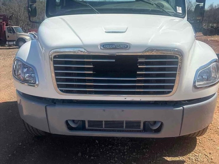 2013-freightliner-business-class-m2-106-image-21