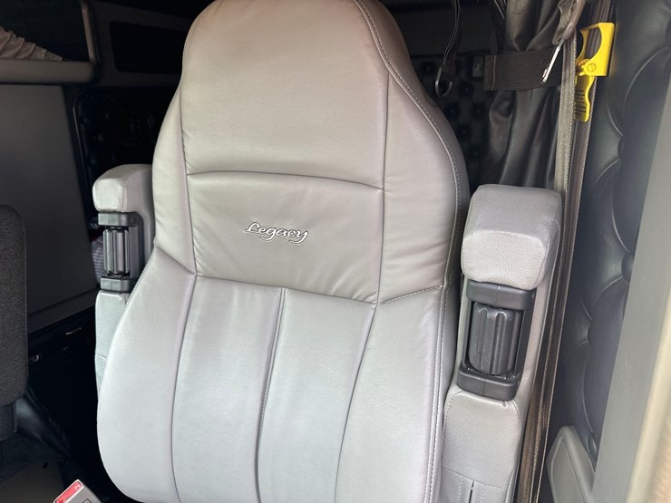 2019-kenworth-w900l-image-50