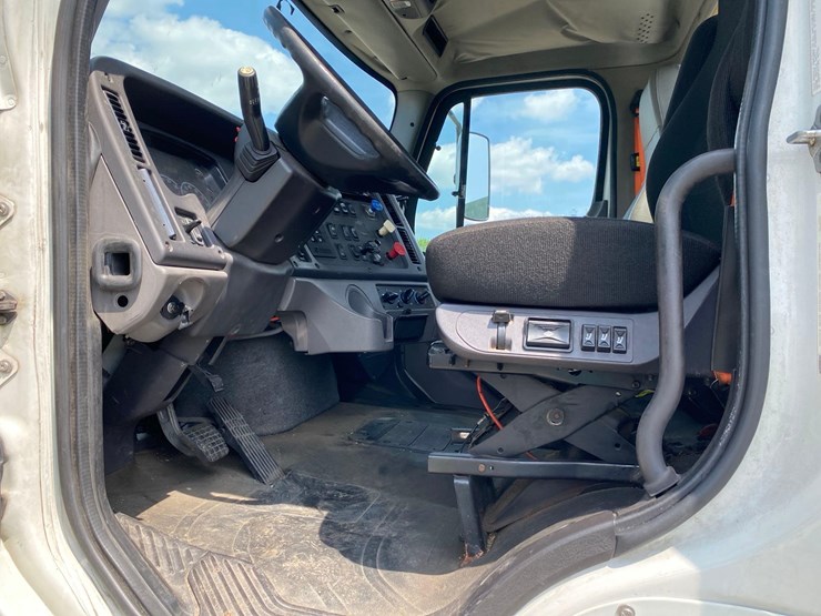 2014-freightliner-m2-image-43