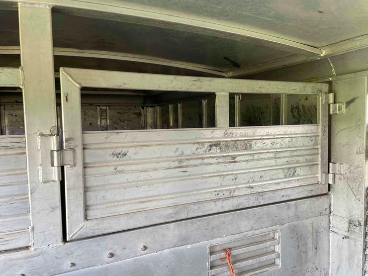 2006-8’x28’-c&c-aluminum-livestock-trailer-image-66